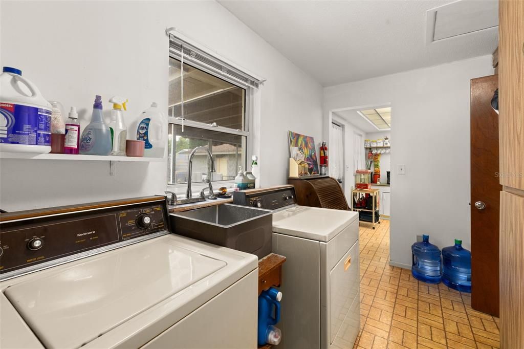 For Sale: $309,000 (3 beds, 2 baths, 1673 Square Feet)