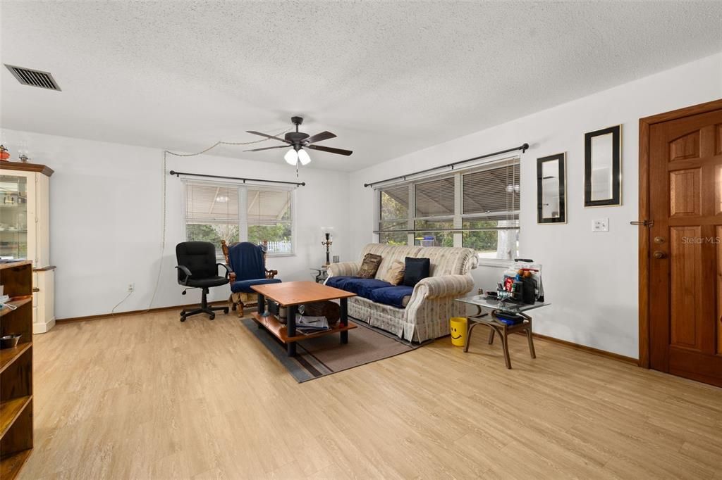 For Sale: $309,000 (3 beds, 2 baths, 1673 Square Feet)