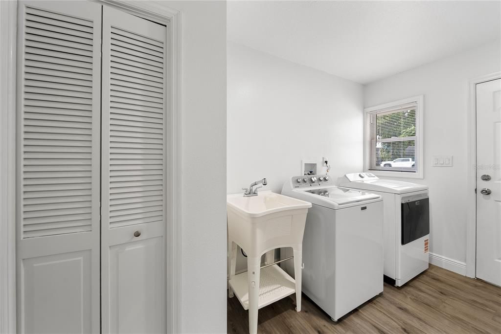 На продажу: $619,900 (4 спален, 2 ванн, 2436 Квадратных фут)