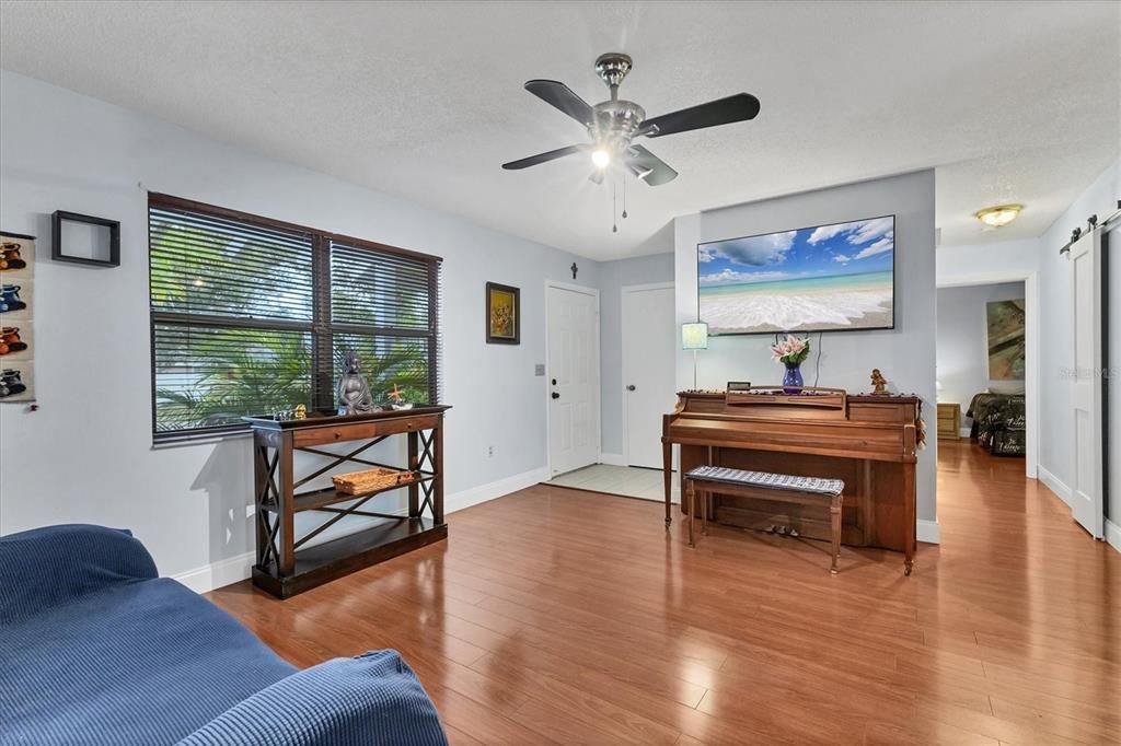 En Venta: $295,000 (2 camas, 2 baños, 1020 Pies cuadrados)