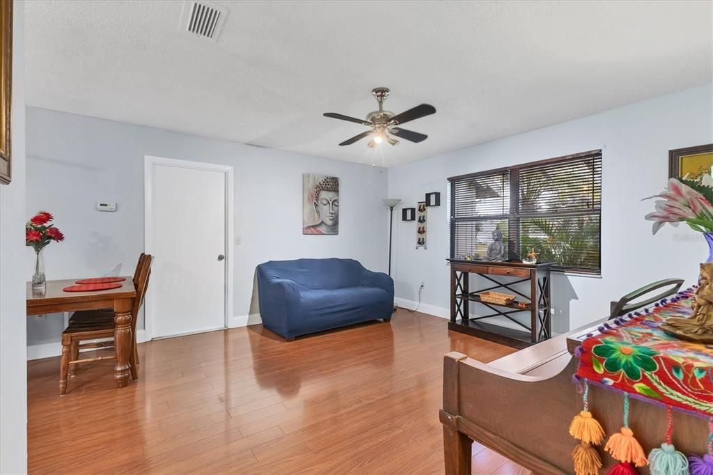 En Venta: $295,000 (2 camas, 2 baños, 1020 Pies cuadrados)