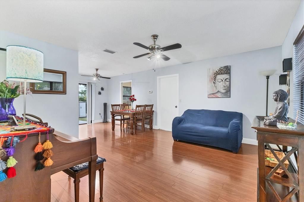 En Venta: $295,000 (2 camas, 2 baños, 1020 Pies cuadrados)