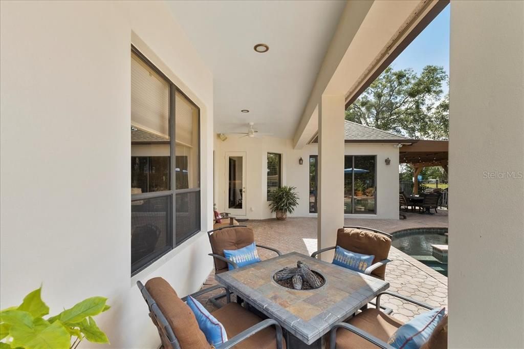 合同活跃: $950,000 (4 贝兹, 3 浴室, 2838 平方英尺)