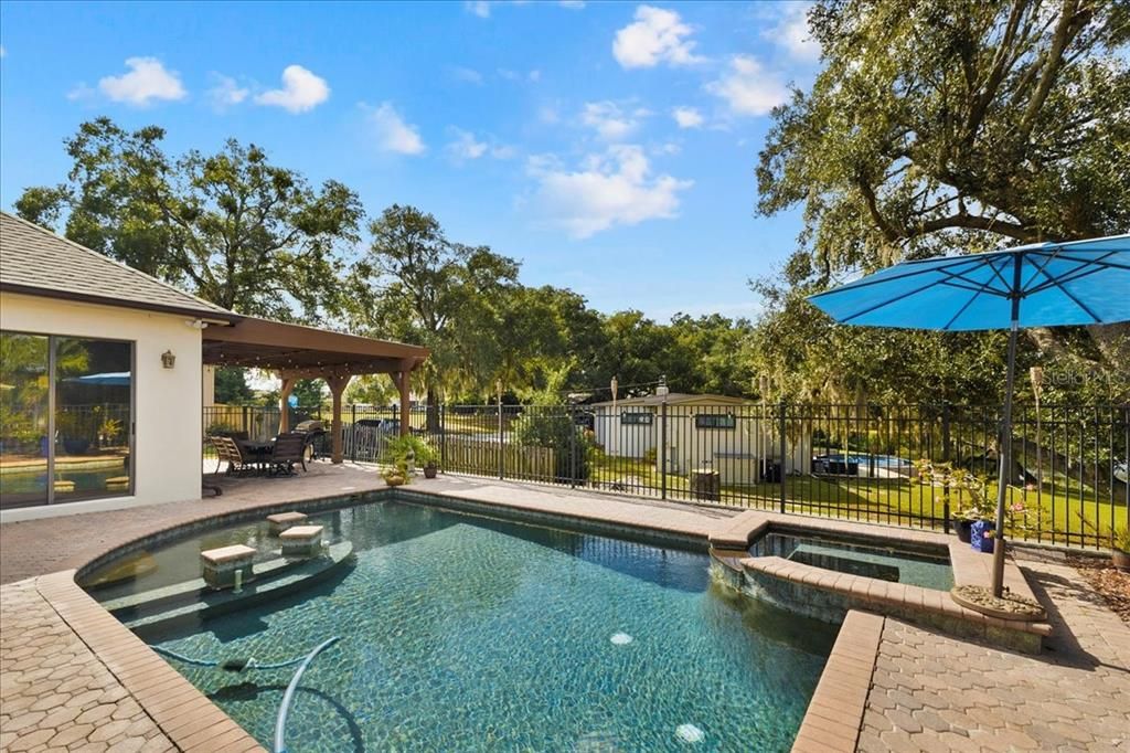 合同活跃: $950,000 (4 贝兹, 3 浴室, 2838 平方英尺)