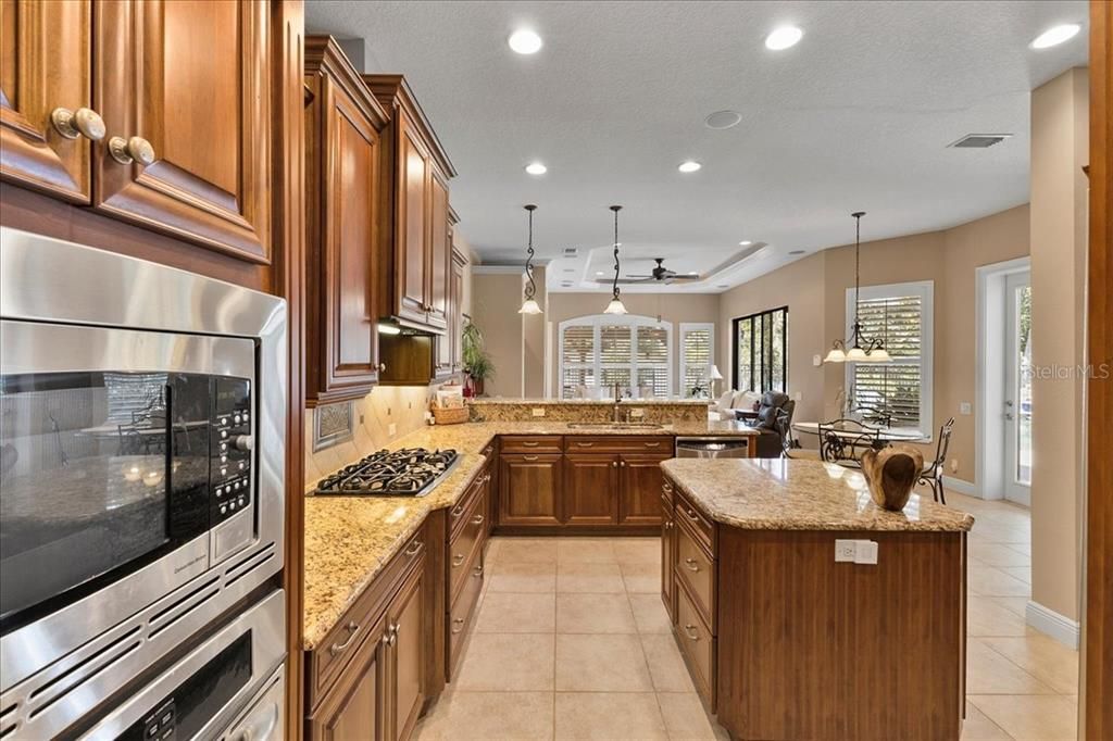 合同活跃: $950,000 (4 贝兹, 3 浴室, 2838 平方英尺)