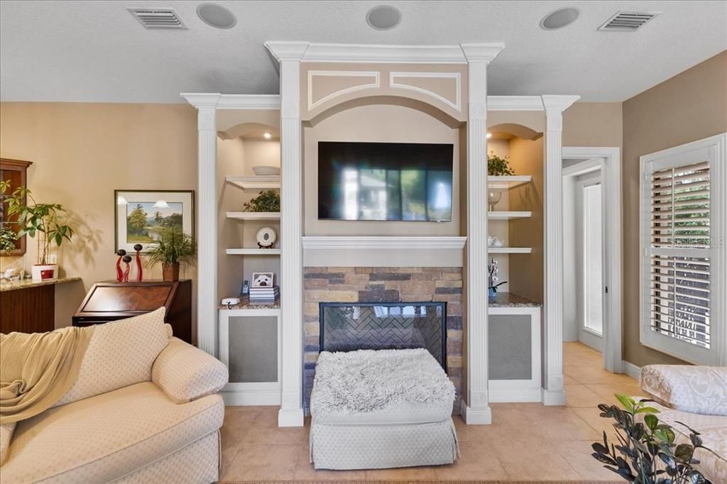 合同活跃: $950,000 (4 贝兹, 3 浴室, 2838 平方英尺)