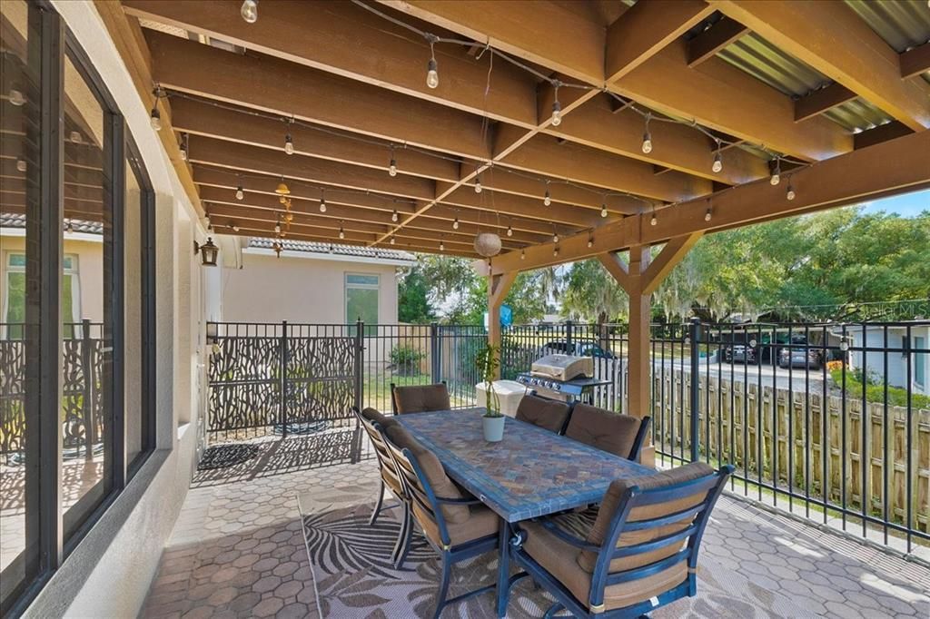 合同活跃: $950,000 (4 贝兹, 3 浴室, 2838 平方英尺)