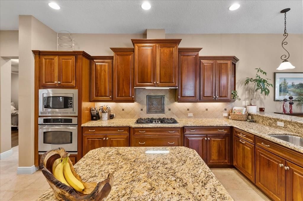 合同活跃: $950,000 (4 贝兹, 3 浴室, 2838 平方英尺)