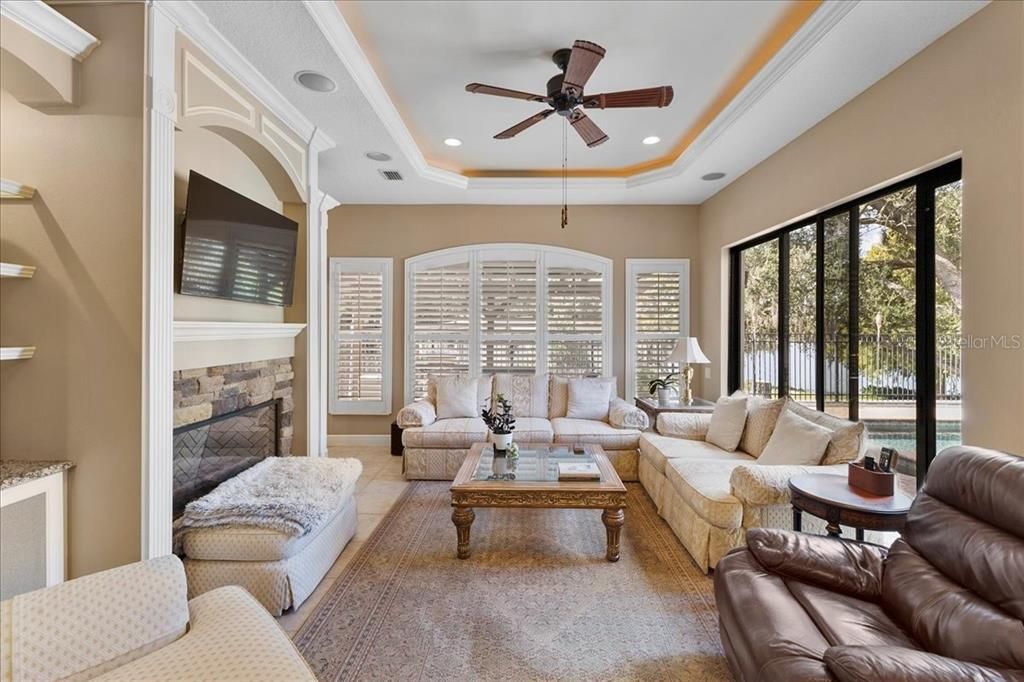 合同活跃: $950,000 (4 贝兹, 3 浴室, 2838 平方英尺)