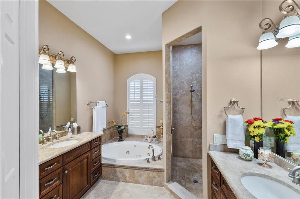 合同活跃: $950,000 (4 贝兹, 3 浴室, 2838 平方英尺)