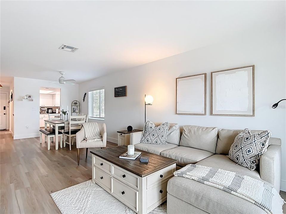 待售: $305,000 (2 贝兹, 2 浴室, 941 平方英尺)