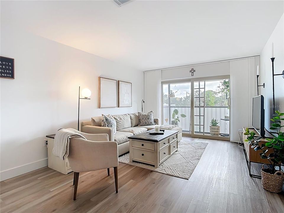 待售: $305,000 (2 贝兹, 2 浴室, 941 平方英尺)