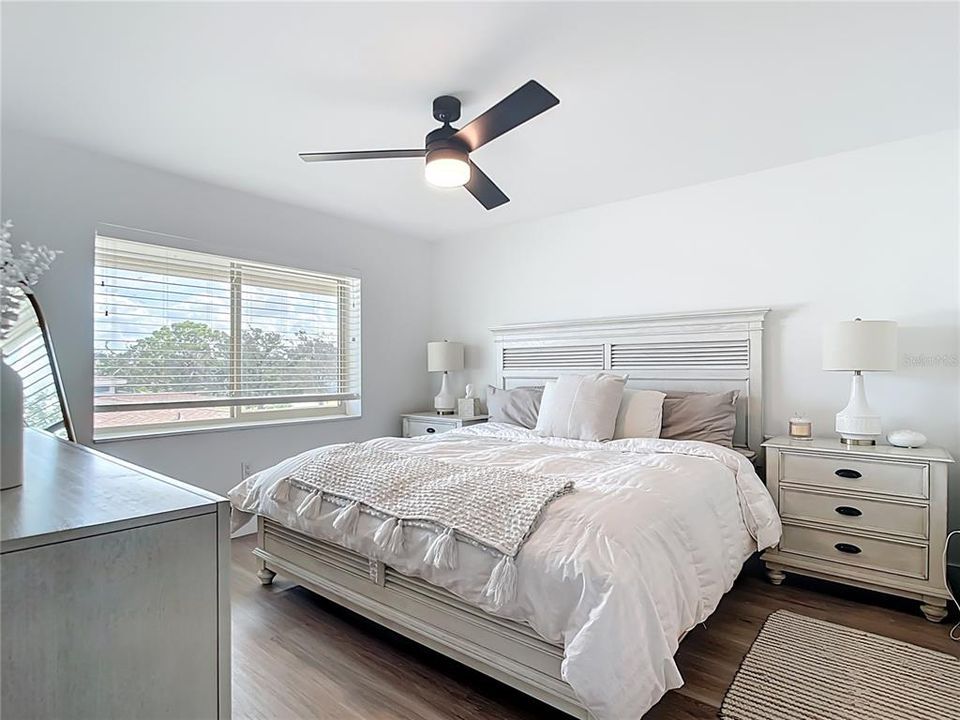 待售: $305,000 (2 贝兹, 2 浴室, 941 平方英尺)