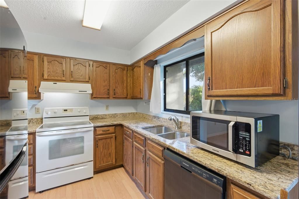For Sale: $170,000 (2 beds, 2 baths, 1049 Square Feet)