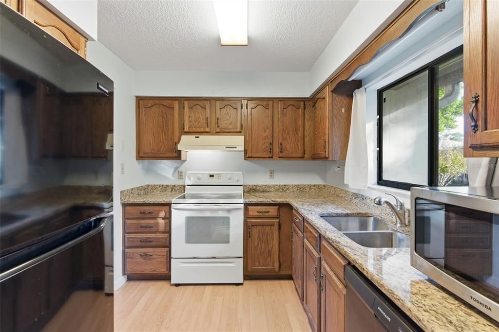 For Sale: $170,000 (2 beds, 2 baths, 1049 Square Feet)
