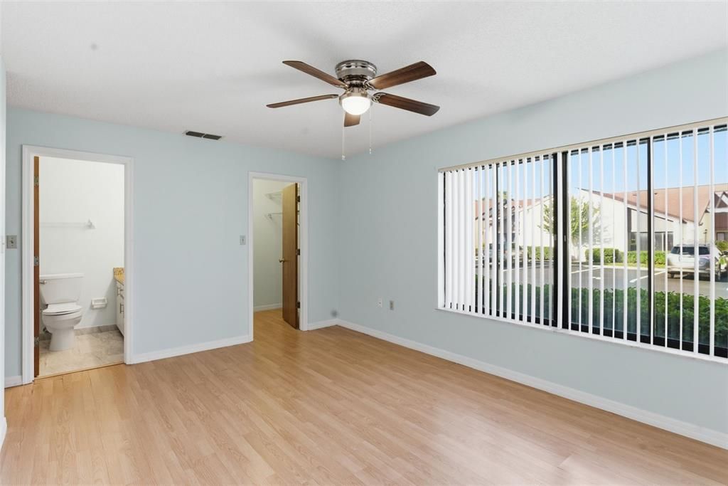 For Sale: $170,000 (2 beds, 2 baths, 1049 Square Feet)