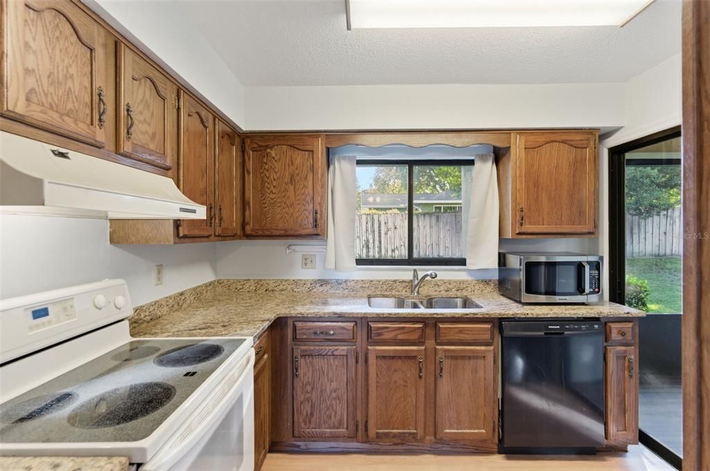 For Sale: $170,000 (2 beds, 2 baths, 1049 Square Feet)