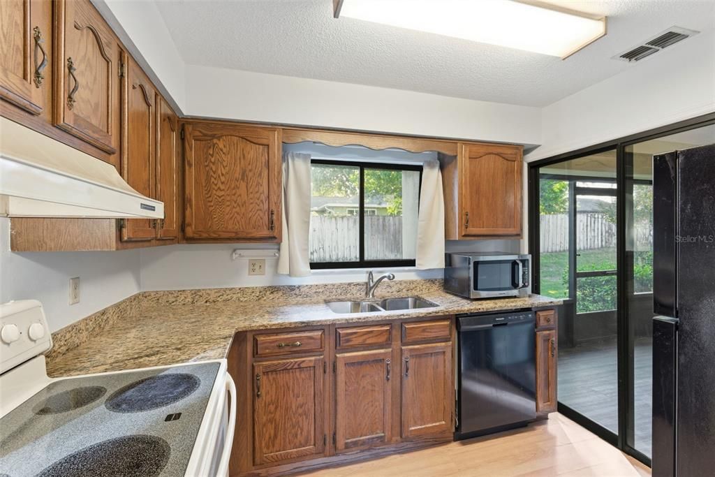 For Sale: $170,000 (2 beds, 2 baths, 1049 Square Feet)