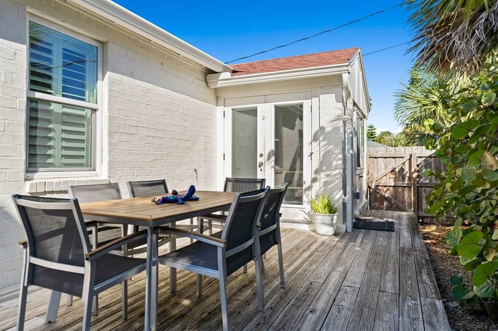 Active With Contract: $849,000 (3 beds, 2 baths, 1003 Square Feet)