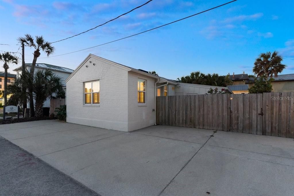 Active With Contract: $849,000 (3 beds, 2 baths, 1003 Square Feet)