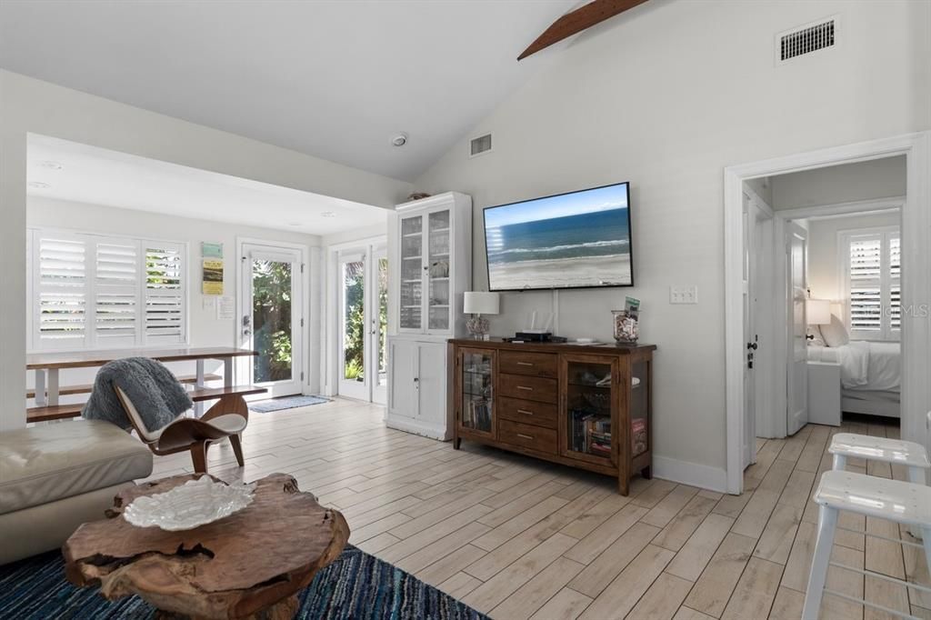 Active With Contract: $849,000 (3 beds, 2 baths, 1003 Square Feet)