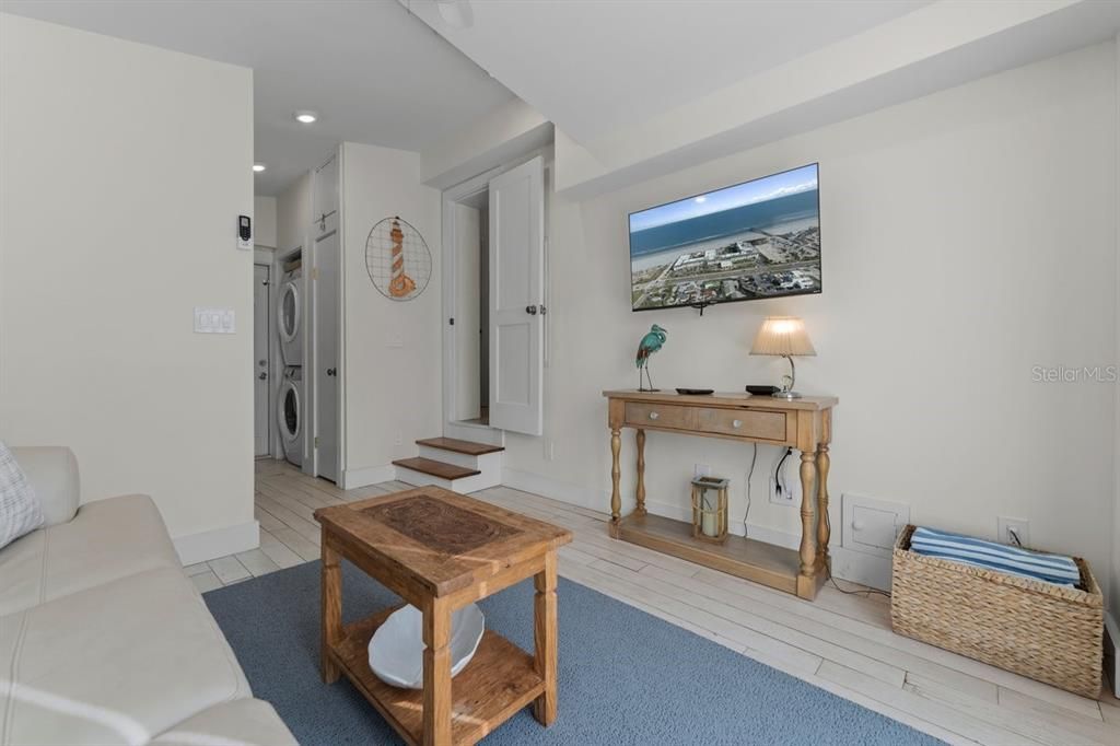 Active With Contract: $849,000 (3 beds, 2 baths, 1003 Square Feet)