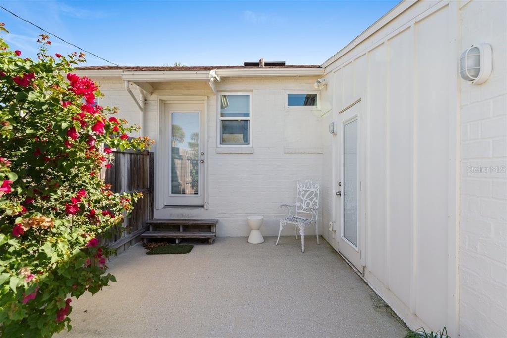 Active With Contract: $849,000 (3 beds, 2 baths, 1003 Square Feet)