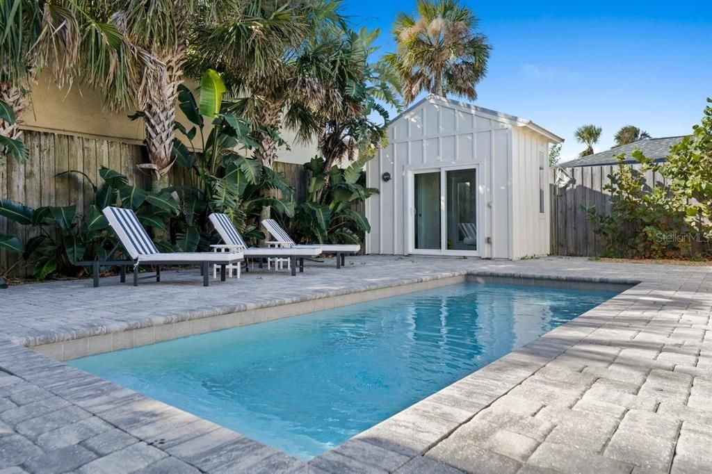 Active With Contract: $849,000 (3 beds, 2 baths, 1003 Square Feet)