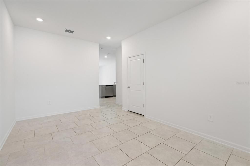 合同活跃: $2,290 (3 贝兹, 2 浴室, 1793 平方英尺)