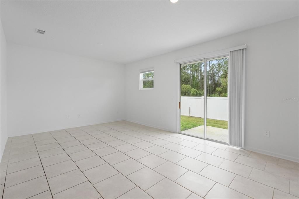 合同活跃: $2,290 (3 贝兹, 2 浴室, 1793 平方英尺)