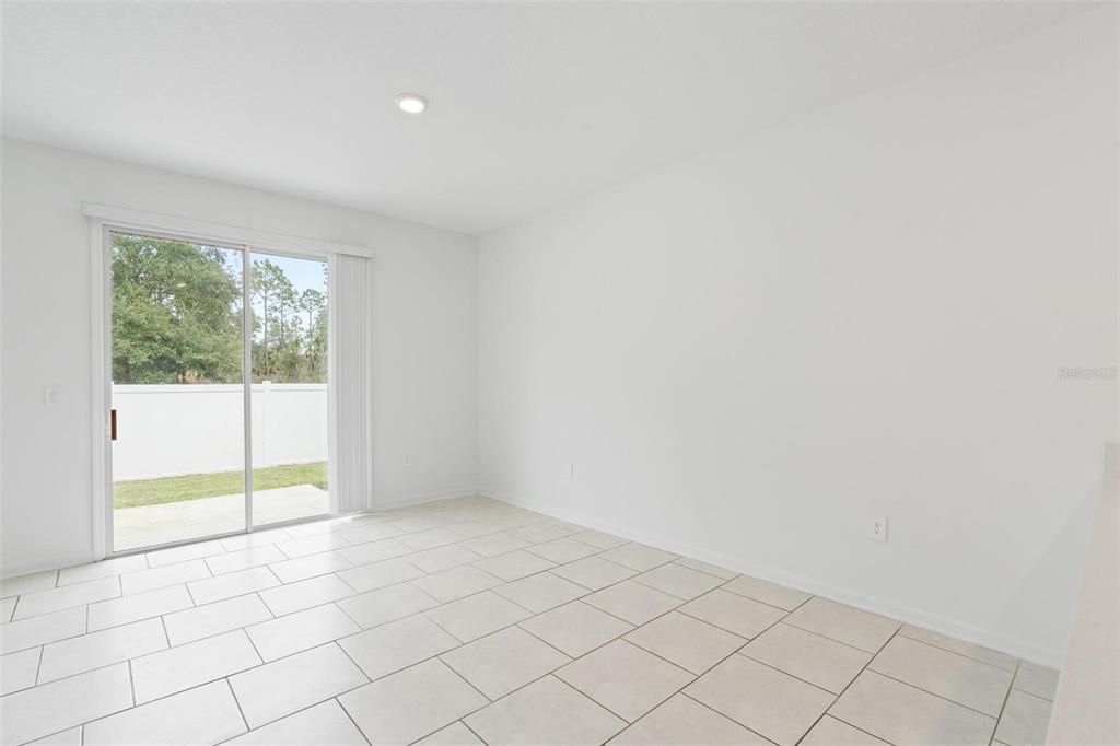 合同活跃: $2,290 (3 贝兹, 2 浴室, 1793 平方英尺)