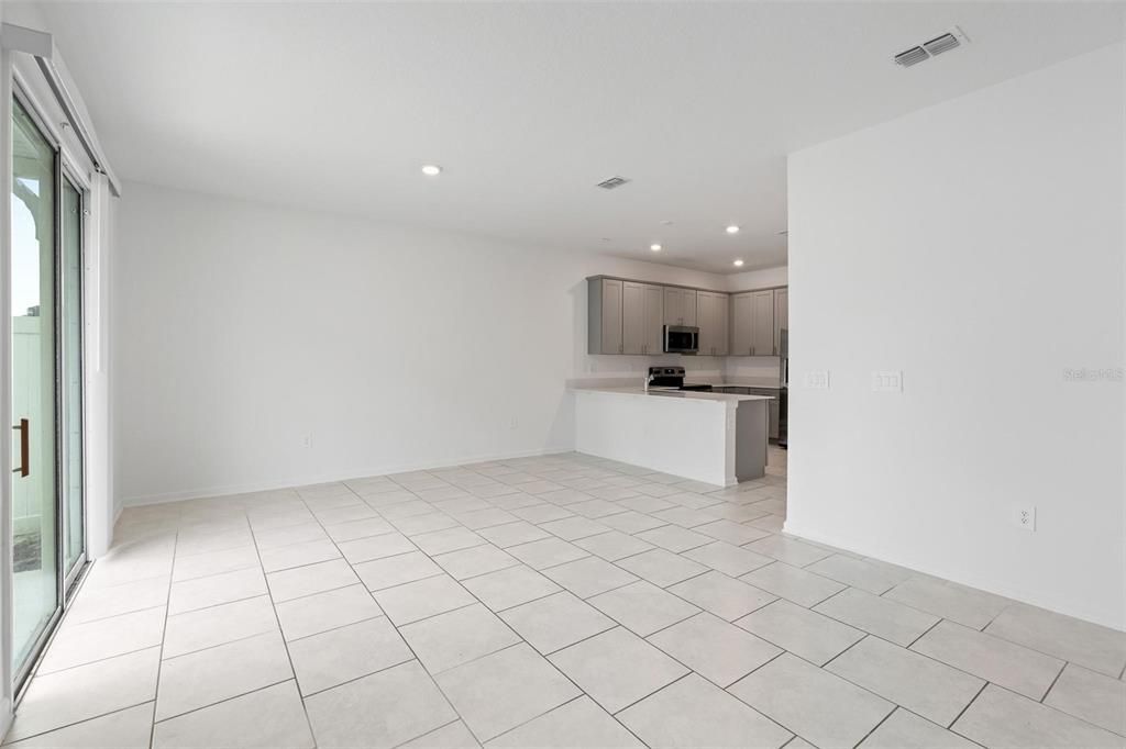 合同活跃: $2,290 (3 贝兹, 2 浴室, 1793 平方英尺)