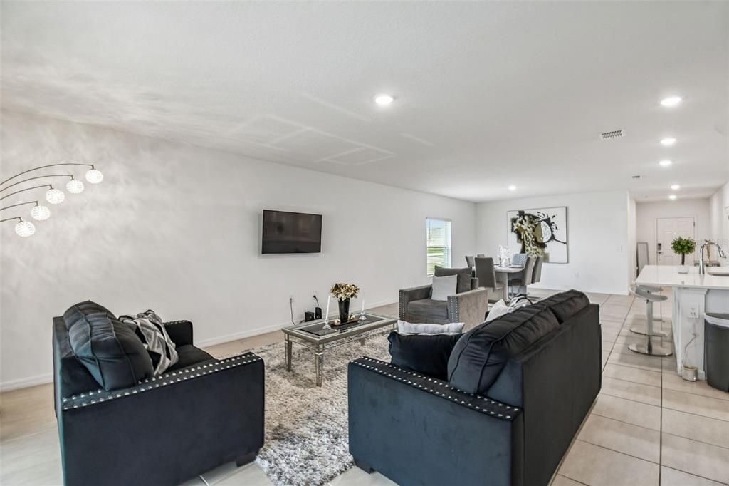 Activo con contrato: $350,000 (4 camas, 3 baños, 2091 Pies cuadrados)