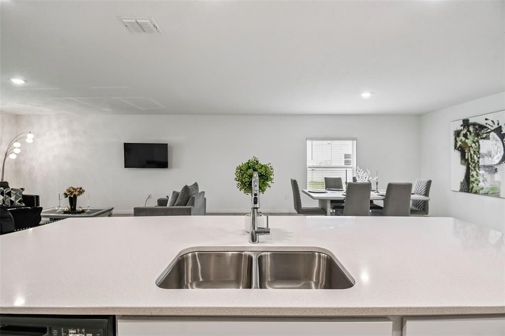 Activo con contrato: $350,000 (4 camas, 3 baños, 2091 Pies cuadrados)