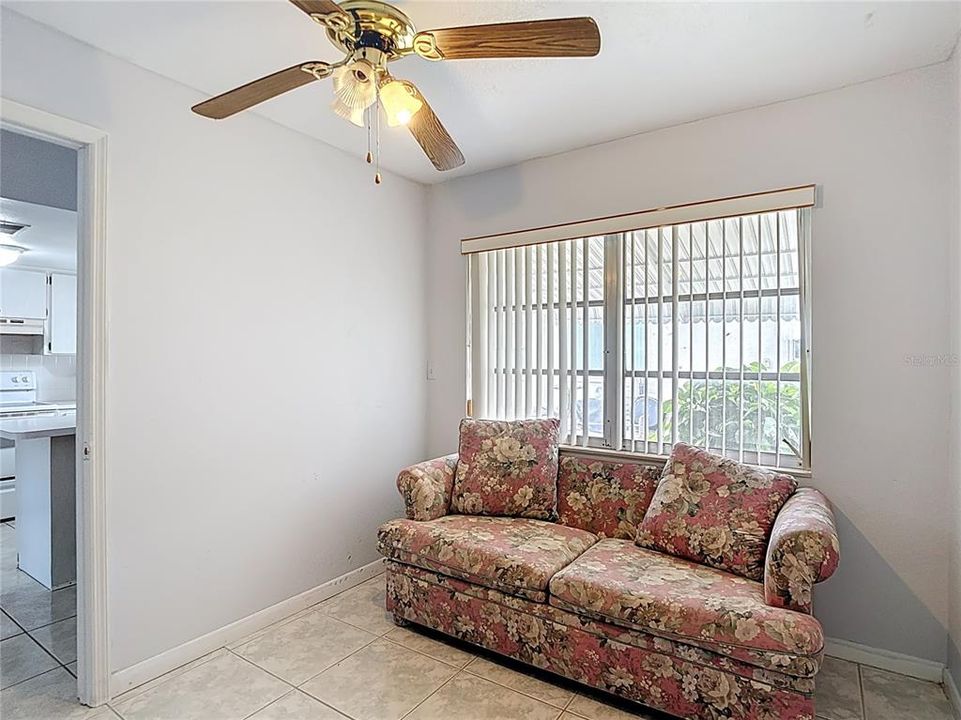 合同活跃: $120,000 (1 贝兹, 1 浴室, 914 平方英尺)