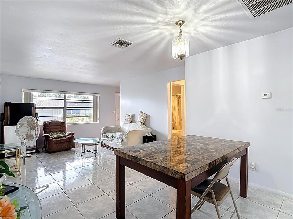 合同活跃: $120,000 (1 贝兹, 1 浴室, 914 平方英尺)