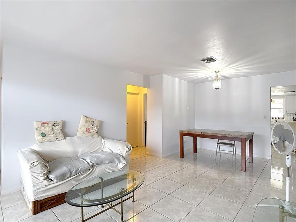 合同活跃: $120,000 (1 贝兹, 1 浴室, 914 平方英尺)