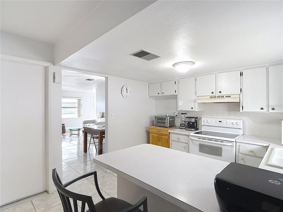 合同活跃: $120,000 (1 贝兹, 1 浴室, 914 平方英尺)