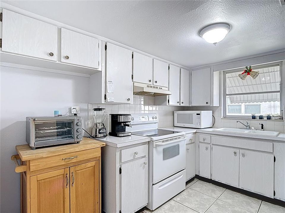 合同活跃: $120,000 (1 贝兹, 1 浴室, 914 平方英尺)