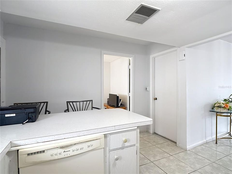 合同活跃: $120,000 (1 贝兹, 1 浴室, 914 平方英尺)