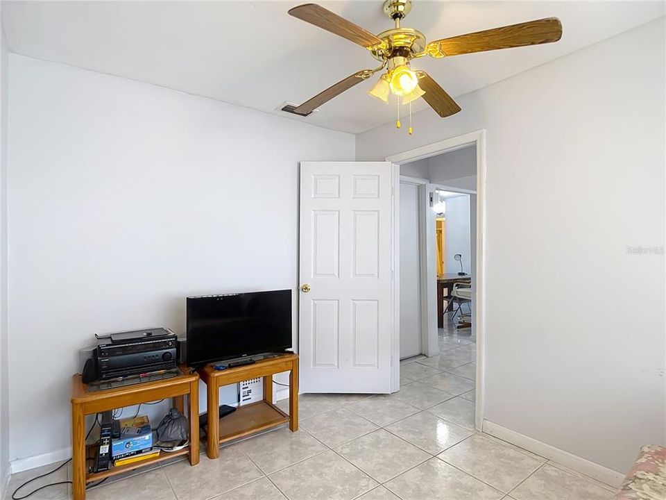 合同活跃: $120,000 (1 贝兹, 1 浴室, 914 平方英尺)