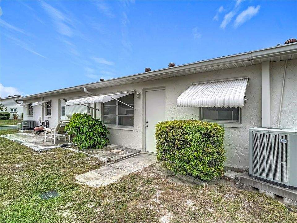 合同活跃: $120,000 (1 贝兹, 1 浴室, 914 平方英尺)