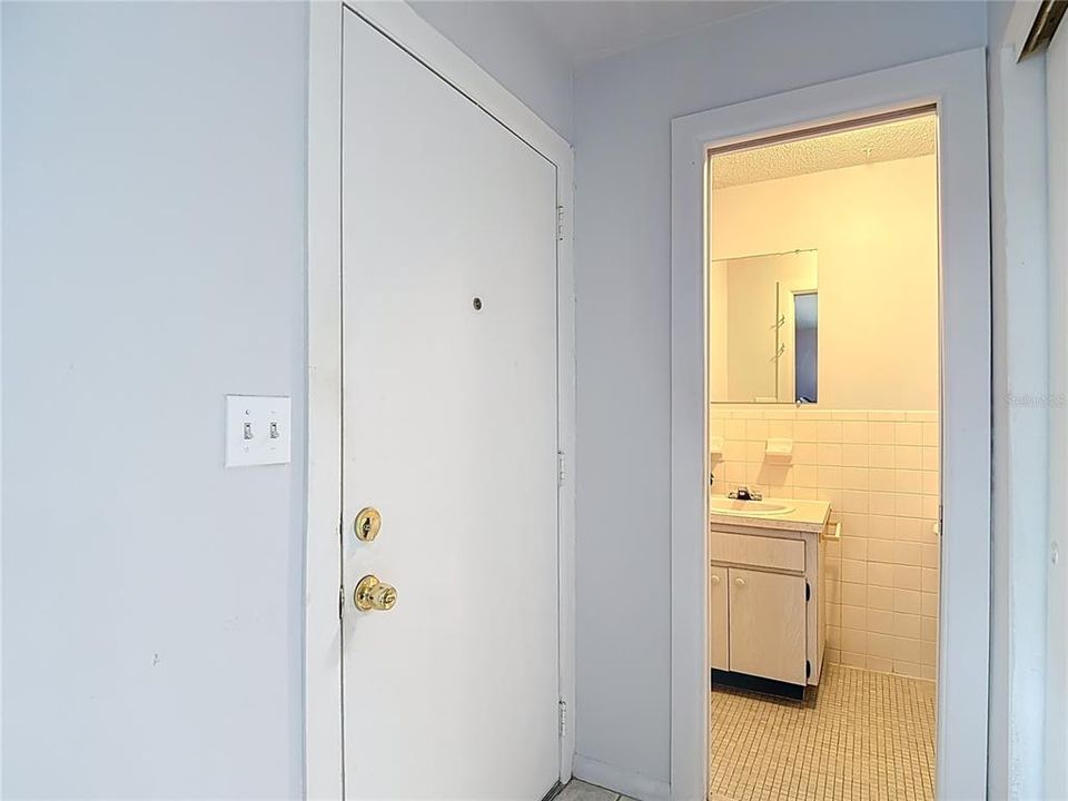 合同活跃: $120,000 (1 贝兹, 1 浴室, 914 平方英尺)