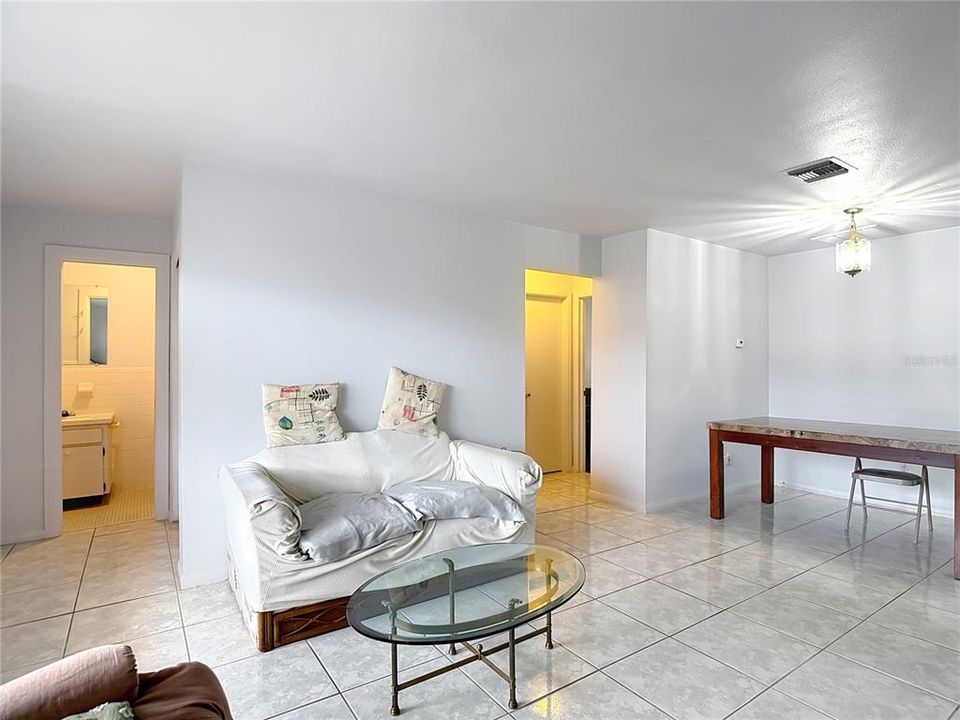 合同活跃: $120,000 (1 贝兹, 1 浴室, 914 平方英尺)