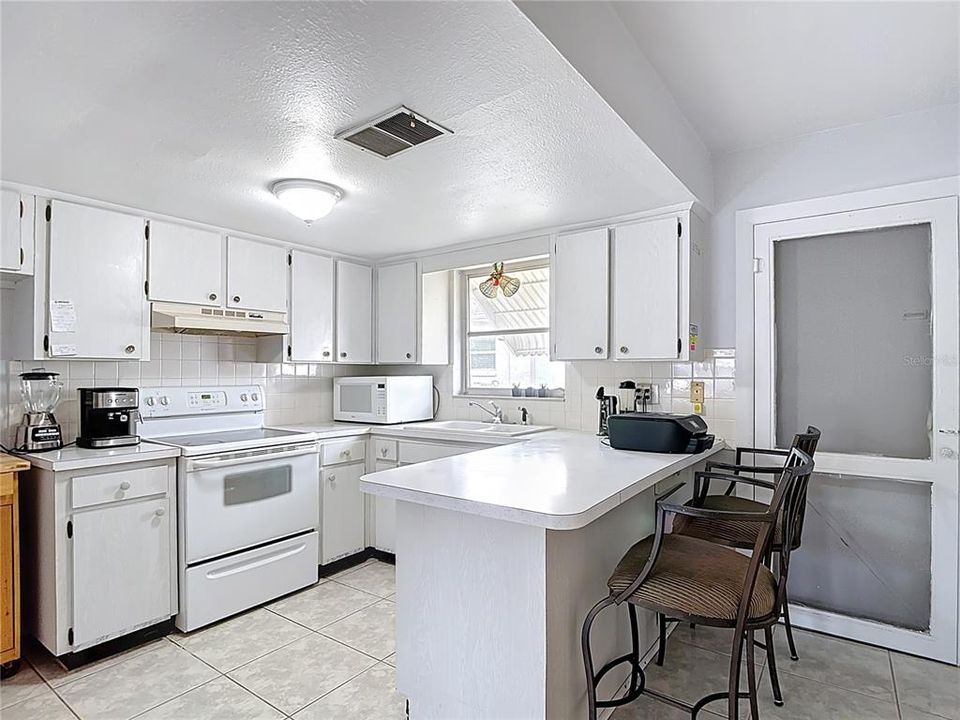 合同活跃: $120,000 (1 贝兹, 1 浴室, 914 平方英尺)