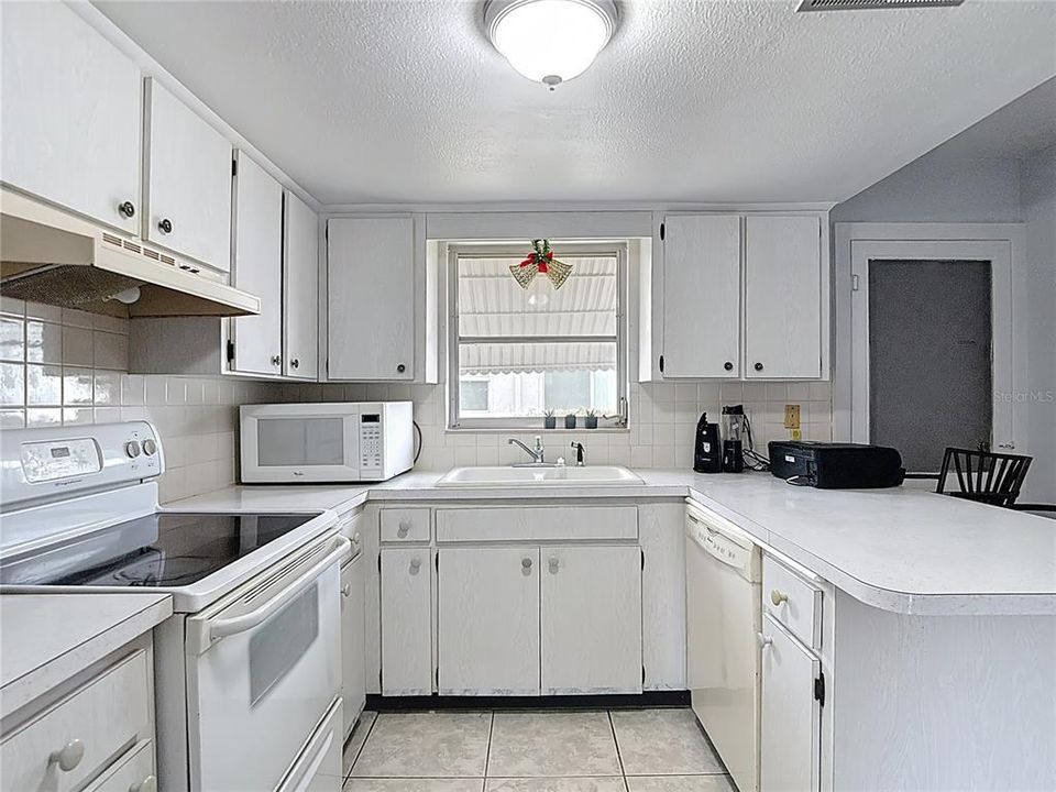 合同活跃: $120,000 (1 贝兹, 1 浴室, 914 平方英尺)