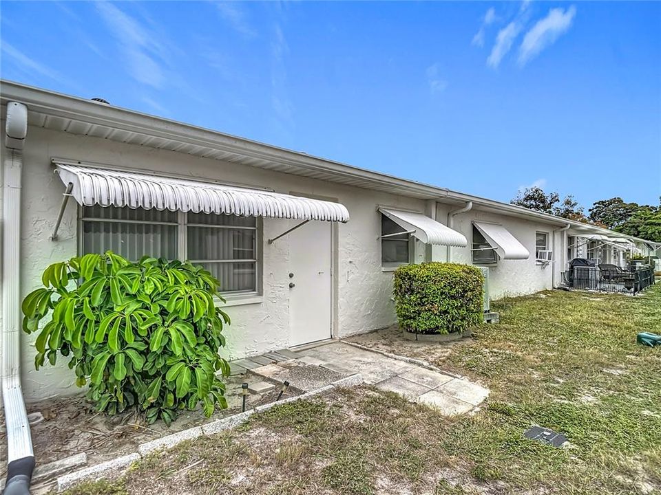 合同活跃: $120,000 (1 贝兹, 1 浴室, 914 平方英尺)