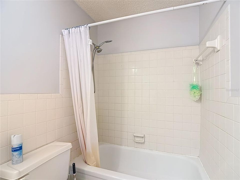 合同活跃: $120,000 (1 贝兹, 1 浴室, 914 平方英尺)