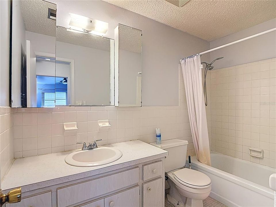 合同活跃: $120,000 (1 贝兹, 1 浴室, 914 平方英尺)