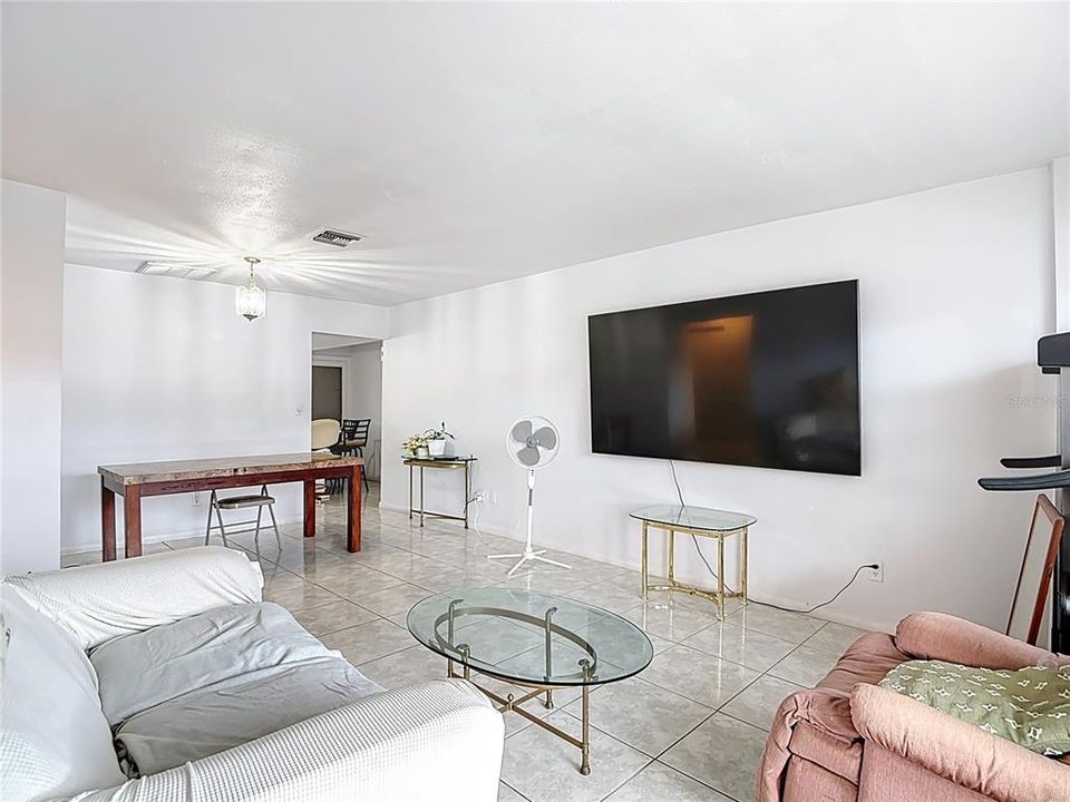 合同活跃: $120,000 (1 贝兹, 1 浴室, 914 平方英尺)